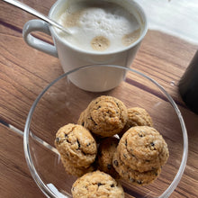Lade das Bild in den Galerie-Viewer, Amaretti Morbidi Gocce di Cioccolato – Falcone - weiche Amaretti mit Schokotropfen
